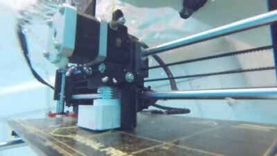Funktionsfähiger Unterwasser-3D-Drucker im Einsatz – Innovation im Bereich des 3D-Drucks Unterwasser-3D-Drucker im Aquarium, zeigt Flexibilität und Anwendungspotenzial der 3D-Drucktechnologie