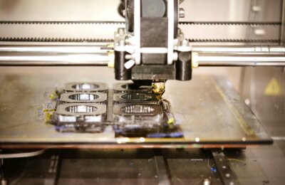 3D-Drucker produziert Metallteile für Industrieanwendungen Industrieller 3D-Druck von Metallkomponenten im Einsatz