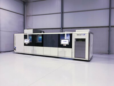 MetalFAB1 3D-Drucker von Additive Industries, zentral in der Entwicklung von Prozessketten mit Makino MetalFAB1 3D-Drucker von Additive Industries, zentral in der Entwicklung von Prozessketten mit Makino