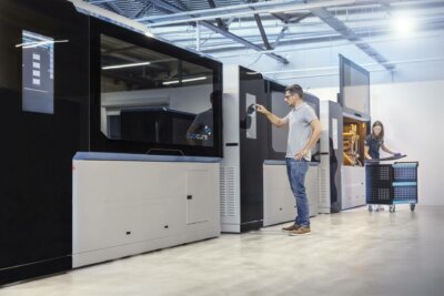 Mitarbeiter bei der Qualitätskontrolle von Cubicure 3D-Druckern nach Übernahme durch Align Technology Cubicure 3D-Drucker im Einsatz – Align Technologys neueste Erweiterung im 3D-Druckgeschäft nach Akquisition