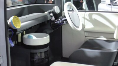 Innenansicht des Daihatsu me:MO Konzeptfahrzeugs mit modularen 3D-Druck Elementen