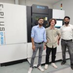 Eplus3D und Paradigm 3D Team neben dem EP-M300 Metall-3D-Drucker in einer Fertigungsanlage