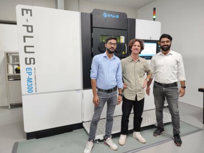 Mitarbeiter von Eplus3D und Paradigm 3D präsentieren den EP-M300 3D-Drucker Eplus3D und Paradigm 3D Team neben dem EP-M300 Metall-3D-Drucker in einer Fertigungsanlage