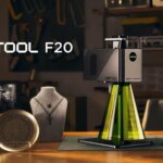 LumiTool F20 20W Faserlaser-Gravierer mit gravierten Metall- und Steinobjekten