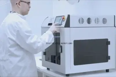 Mitarbeiter von CurifyLabs beim Bedienen eines Pharma 3D-Druckers nach IP-Erwerb von Mehta Heino CurifyLabs 3D-Drucktechnologie für personalisierte Medizin durch Mehta Heino IP-Akquisition optimiert