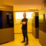 PartsToGo Produktionsstätte mit Stratasys Neo800 und Neo450 3D-Druckern und CEO Tobias Röcker
