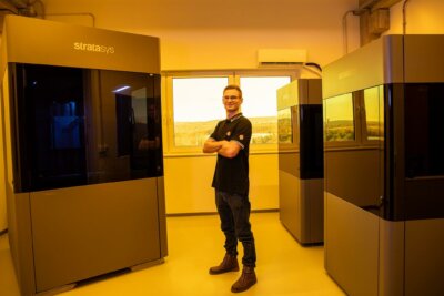 CEO Tobias Röcker vor Stratasys Neo-3D-Druckern bei PartsToGo PartsToGo Produktionsstätte mit Stratasys Neo800 und Neo450 3D-Druckern und CEO Tobias Röcker