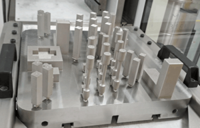 Testplatte aus Printdur HCT von AddUp und Swiss Steel Group für verbesserte Spritzgussanwendungen Printdur HCT Werkzeugstahl Testobjekte für 3D-Druck von AddUp und Swiss Steel Group