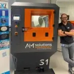 Kevin Popp zeigt die Leistungsfähigkeit der S1 Strahlanlage von AM Solutions im 3D-Druck, schnelle Bearbeitung von Brain Gears mit gleichbleibender Qualität
