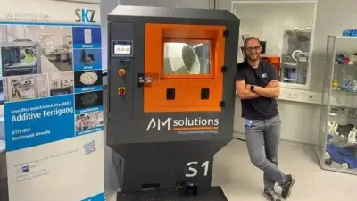 Kevin Popp bei der Demonstration der S1 Strahlanlage von AM Solutions - Effizienzsteigerung in der 3D-Druck Nachbearbeitung Kevin Popp zeigt die Leistungsfähigkeit der S1 Strahlanlage von AM Solutions im 3D-Druck, schnelle Bearbeitung von Brain Gears mit gleichbleibender Qualität