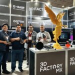 3D Factory MX Mitarbeiter mit Exponaten aus SLS-3D-Druck auf Industriemesse