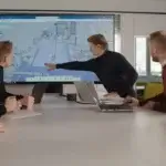 Team der BMW Group bei der Entwicklung eines Fahrzeugs mit Dassault Systèmes 3DEXPERIENCE Software