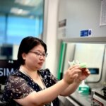 Forscherin der Universität Wollongong mit 3D-gedrucktem Implantat-Modell für Krebspatienten