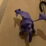 3D-gedrucktes Modell eines lila Drachen mit fehlendem Flügel, das Behinderungen repräsentiert, entwickelt durch KI-unterstützte Designmethoden