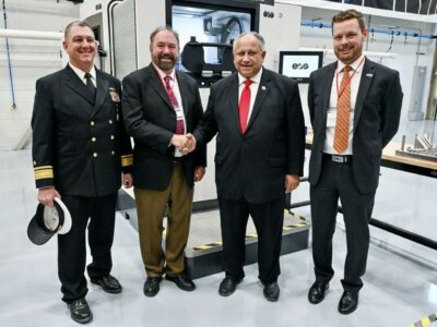Admiral Scott Pappano und Führungskräfte enthüllen EOS CopperAlloy CuNi30 für 3D-Druck in der Maritimen Industrie Team von EOS, Phillips Corporation und US Navy bei der Einführung der Kupfer-Nickel 3D-Druck Legierung CuNi30