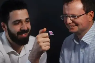 Prof. Dr. Leonid Ionov von der Universität Bayreuth mit Teamkollege und 3D-gedrucktem Gewebeprototyp Universität Bayreuth Forscherteam mit Prototyp ihrer innovativen 3D-Drucktechnologie für biologisches Gewebe