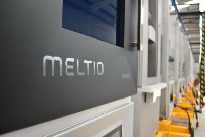 Meltio M450 Metall-3D-Drucker in einer Produktionsumgebung - Partnerschaft mit Prototyping Solutions Meltio M450 in einer Reihe von Metall-3D-Druckern, die die Designflexibilität und Produktionseffizienz in der Industrie steigern