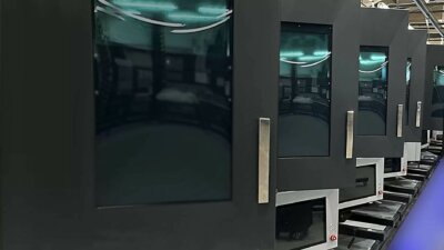 Dr. Xiao mit Metallteil aus Wire-Laser-Metal-3D-Druck von Meltio, vertrieben durch 3D Phoenix in Polen