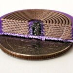 3D-gedruckter elektromagnetischer Solenoid vom MIT neben einer US-Quarter-Münze zur Größenvergleichung