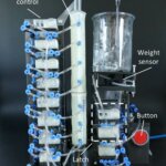 Testaufbau mit 3D-gedruckten pneumatischen Logikmodulen zur Bewegungssteuerung eines Getränkespenders per Luftdruck