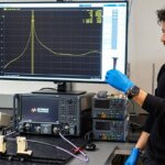 Forscher mit 3D-gedruckter, MXene-beschichteter Antennenkomponente im Labor