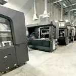 ADDiTEC und MECHA Fertigungsmaschinen in einer Fabrikhalle, die fortschrittliche Metallherstellungstechnologien darstellen