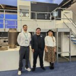 Additive Plus und Farsoon Americas Vertreter bei Formnext, vor industrieller 3D-Drucktechnik