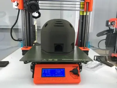3D-Drucker Prusa i3 MK3 erstellt ein Objekt mit Mondstaubähnlichem Filament, 3D-Drucktechnologie