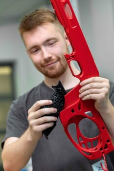 Mitarbeiter präsentiert 3D-gedruckten Biathlongewehrschaft FKM Individualisierter 3D-Druck Gewehrschaft FKM Sintertechnik