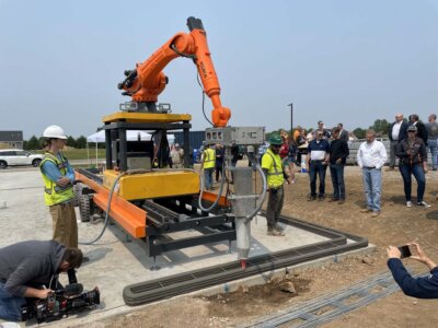 Roboterarm beim 3D-Drucken eines feuerfesten Wohngebäudes in Walnut, Kalifornien