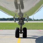 Traditionelles Flugzeugfahrwerk als Vergleich zur neuen 3D-Drucktechnologie aus China