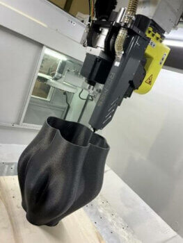 P Series LFAM 3D-Druckprozess von MULTIAX CNC zeigt präzise Schichtung eines komplexen Bauteils 3D-gedrucktes komplexes Bauteil mittels MULTIAX CNC P Series LFAM 3D-Drucktechnologie