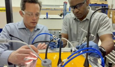 Phase Inc. Team entwickelt 3D-gedrucktes Organ-on-a-Chip Modell für neurologische Forschung Wissenschaftler von Phase, Inc. konzentrieren sich auf die Mikrofluidik bei der Herstellung eines 3D-gedruckten Blut-Hirn-Schranken Modells