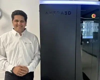 Axtra3D CSO Rajeev Kulkarni neben einem Unternehmens 3D-Drucker