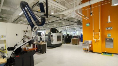 Innenansicht des 3D-Druck-Zentrums für Exzellenz bei NC State, entwickelt in Partnerschaft mit Ricoh