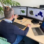 ZF-Mitarbeiter prüft 3D-gedrucktes Bauteil anhand von CAD-Software auf 3D Spark-Plattform