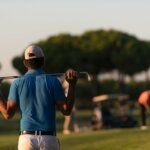 Unbekannter Golfer hält 3D-gedruckten Golfschläger auf dem Kurs