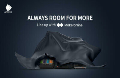 Anycubic Kobra 3 Combo 3D-Drucker verhüllt neben farbenfrohen Filamenten, angeteasert mit Makeronline