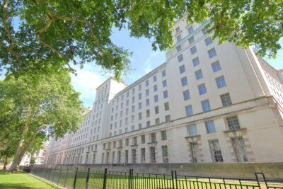 Hauptquartier des britischen Verteidigungsministeriums – Förderer der 3D-Druck-Technologie Britisches Verteidigungsministerium setzt auf additive Fertigung zur Modernisierung der Royal Navy