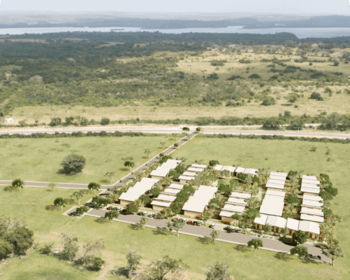 Mvule Gardens Kilifi – Nachhaltige 3D-gedruckte Wohnsiedlung in Kenia Luftaufnahme von Mvule Gardens, der größten 3D-gedruckten Wohnanlage in Afrika, in der natürlichen Landschaft Kenias