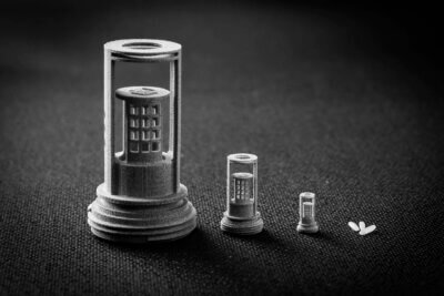 Stratasys Hochauflösungs-Sensoren neben 3D-gedruckten Reiskörnern Neue High-Definition-Druckfähigkeiten von Stratasys mit präzise 3D-gedruckten Sensoren und Reiskörnern