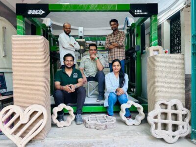 Innovatives Team des IISc Bangalore präsentiert 3D-gedruckte Strukturen Team des IISc Bangalore mit 3D-gedruckten Objekten aus nachhaltigen Materialien