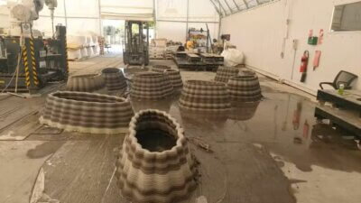 3D-gedruckte künstliche Barnakeln von QOROX zur Förderung der Meeresbiodiversität Mehrere 3D-gedruckte künstliche Barnakeln in einer Werkstatt von QOROX