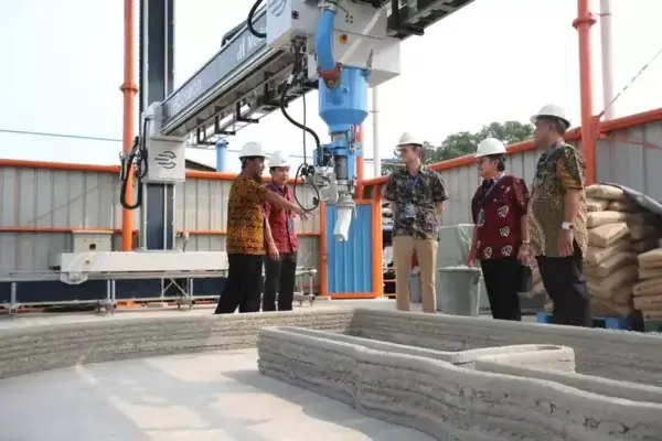 Roy Hendrajanto Sakti und Simon Klint Bergh inspizieren den 3D-Baudrucker in Bekasi, Westjava, Mai 2024 Modula Tiga Dimensi Chief Commissioner Roy Hendrajanto Sakti und Simon Klint Bergh von COBOD International inspizieren einen 3D-Baudrucker in Bekasi, Westjava