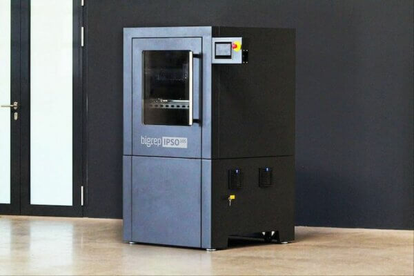 BigRep IPSO 105 3D-Drucker für Werkzeuganwendungen und Hochleistungsmaterialien BigRep IPSO 105 3D-Drucker mit beheizter Baukammer für Werkzeuganwendungen und Hochleistungsmaterialien