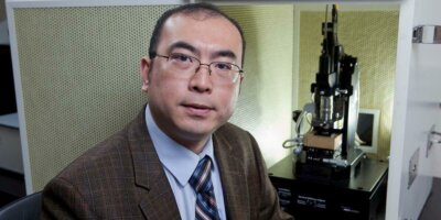 Professor Changhong Ke erforscht Boronitrid-Nanoröhren zur Verstärkung von 3D-gedruckten Metallen Professor Changhong Ke von der Binghamton University mit einem hochauflösenden Rasterelektronenmikroskop im Hintergrund