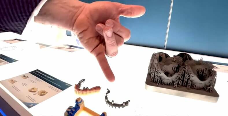 Präsentation von Dentalprodukten und Nachtschutzschienen von 3D Systems Mitarbeiter von 3D Systems zeigt Dentalprodukte und Nachtschutzschienen