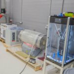 Moderner 3D-Drucker in einer Produktionsumgebung, genutzt für Serienfertigung und spezialisierte Materialien