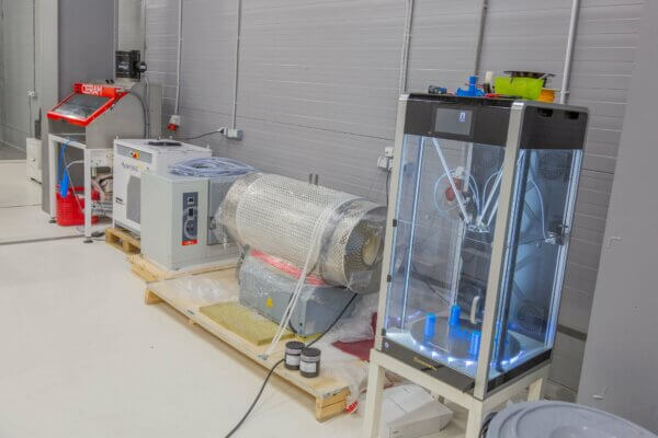 Moderner 3D-Drucker in einer Produktionsumgebung, genutzt für Serienfertigung und spezialisierte Materialien