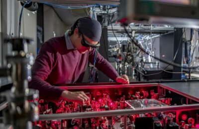 Ein Wissenschaftler der Universität Nottingham nutzt ein 3D-gedrucktes Vakuumsystem zur Erforschung von Dunkler Materie in einem Labor